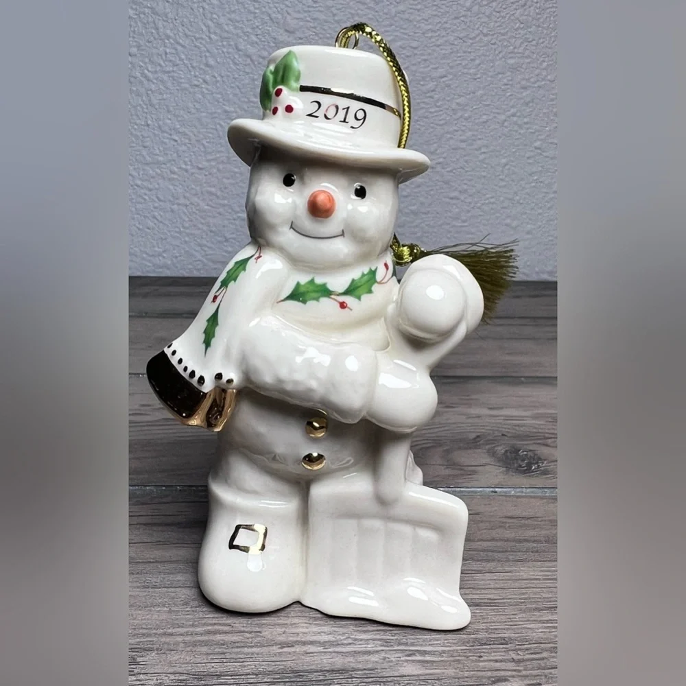 Lenox 2019 Snowman Figurine Annual Christmas Ornament Shoveling Frosty Snow